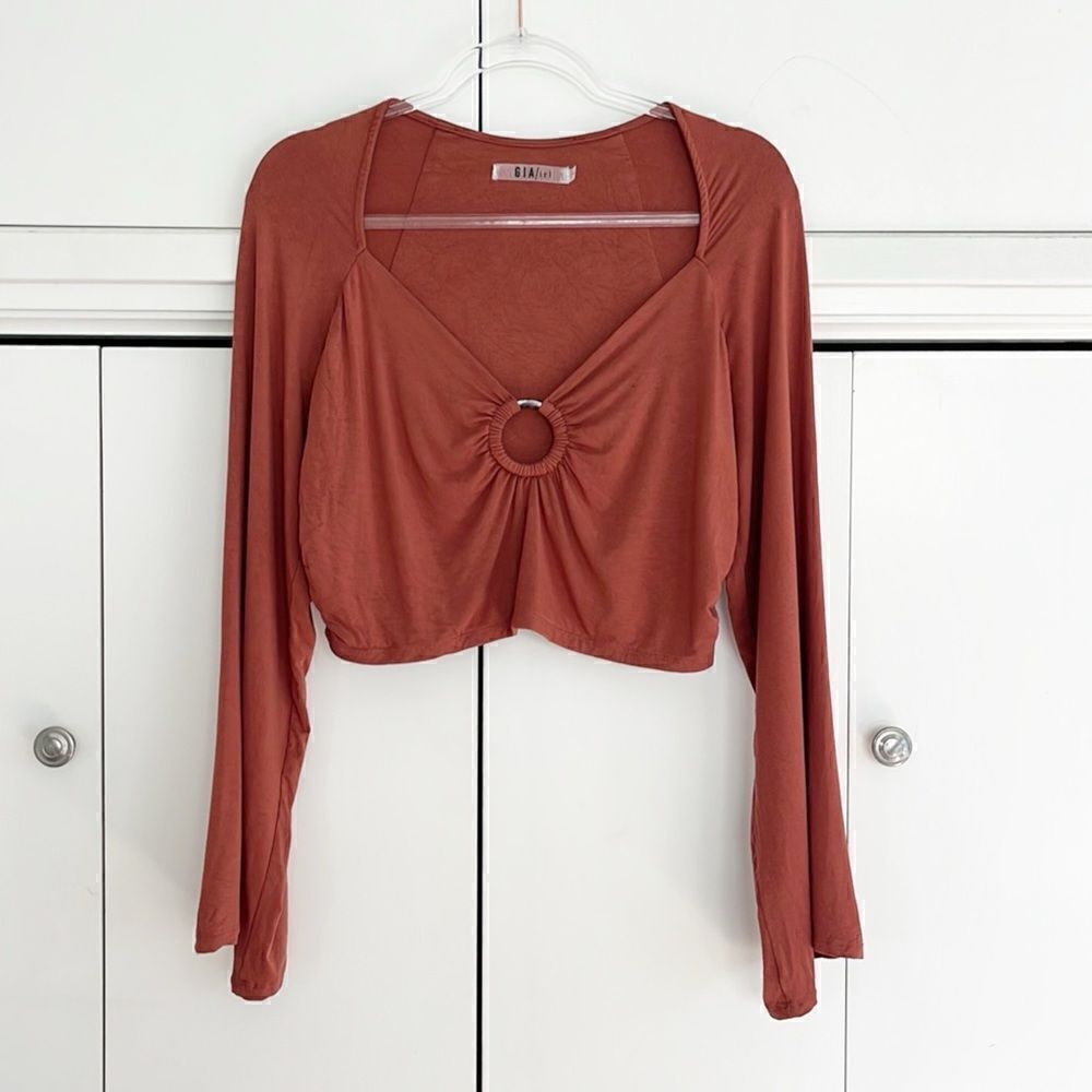 GIA/irl Wide Arm Long Sleeve Crop Top